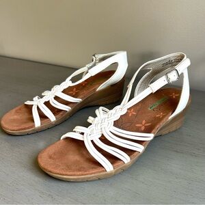 BareTraps Hallee Women Wedge White Ankle Strappy Sandals Sz 8 Boho Faux Leather